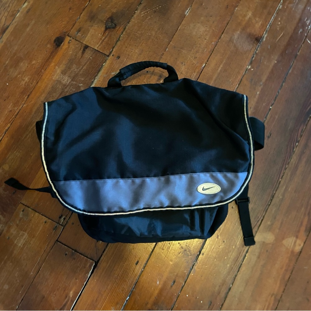 Vintage Nike Messenger Shoulder Bag Black Gray Logo Flap Adjustable Strap